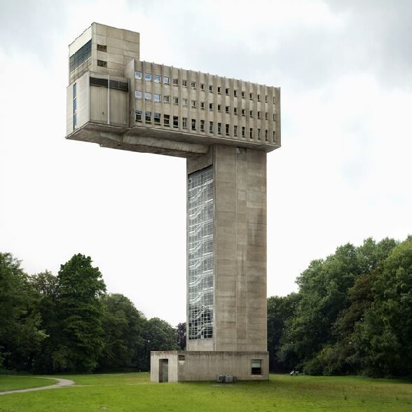 Architecture insolite : on dirait qu il manque quelque chose quand meme ... - architecture insolite une tour bizarre en forme de l a l envers