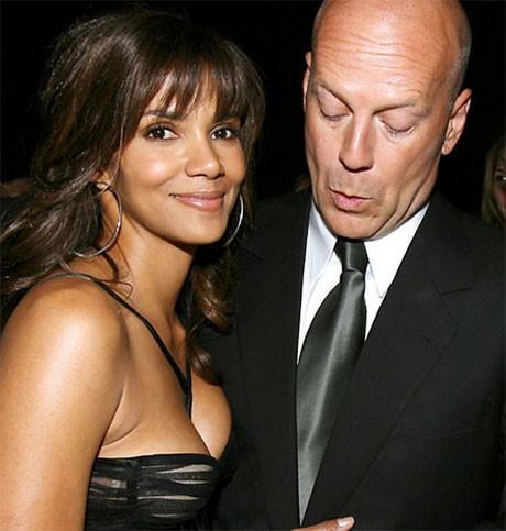 Bruce Willis a l air captive par son decollete :p - bruce willis matte