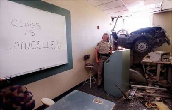 La classe est annulee ... - ecole fermee pour cause de voiture encastree dans le mur de la classe