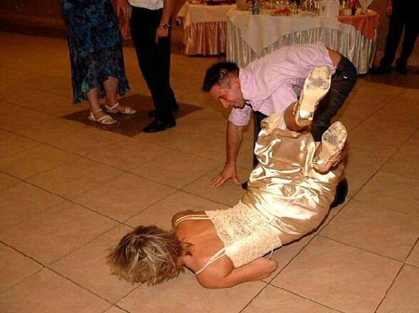 Il a voulu inventer un nouveau pas de danse :p - faceplant en danse de salon