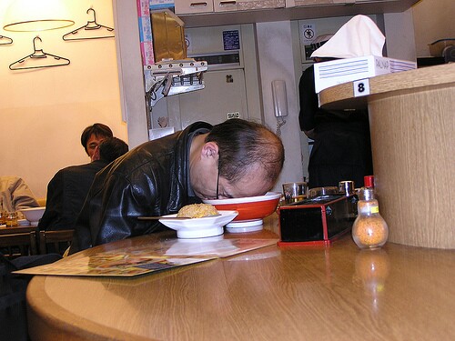 Oula, faut dormir le nuit ! - grosse fatigue besoin de sommeil il dort la tete dans sa soupe