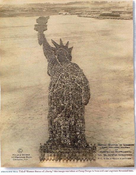 La statue de la liberte formee par des milliers de personnes - human statue of liberty