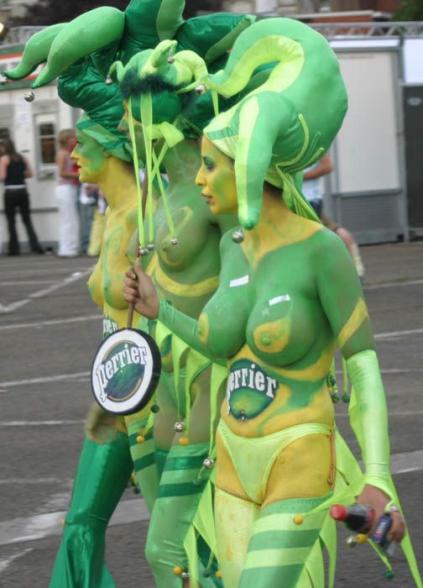 Quand Perrier fait de sa pub, on en prend plein les yeux :) - publicite perrier body painting vert - 3 filles topless en string vertes et jaunes se ballade dans la rue pour faire de la pub pour la boisson perrier - seins nus en public