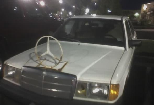 Une mercedes bien moche avec ce sigle enorme - pimp my ride