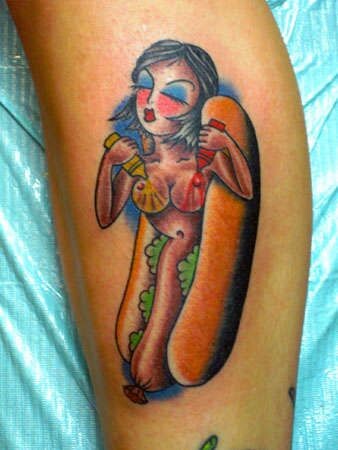Une signification pour ce tatoo ? Il aime les hotdog peut etre ... - tatoo d une femme saucisse se mettant du  ketchup 