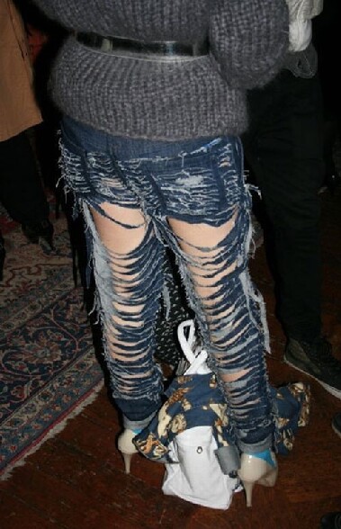 Faudra lui dire que c est plus a la mode les jeans troues - un jean troue et completement dechire