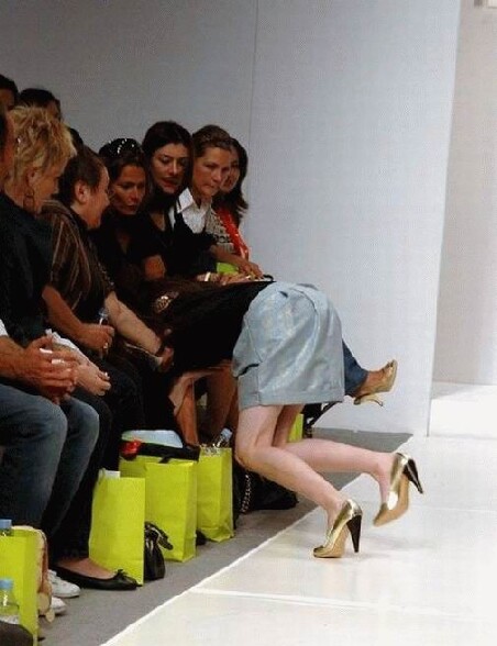 Pas facile le metier de mannequin ... - un mannequin tombe avec ses talons dans le public en plein defile