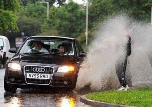 Fallait pas reste a cote d une flaque d eau ... - un mec se fait aspeger par une voiture qui roule dans une flaque d eau