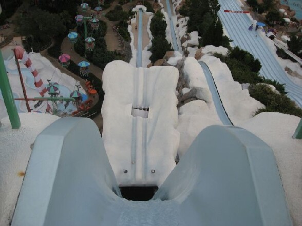 Il a l air de dechirer sa race ce toboggan ! - un toboggan aquatique qui a l air bien dangereux