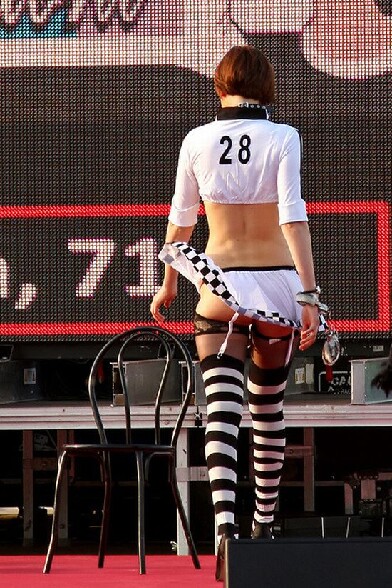 Sexy cette brune de dos avec sa jupette a damier - une brune coupe au carre de dos avec de jolis bas rayes et une robe a damier qui se souleve laissant voir ces fesses