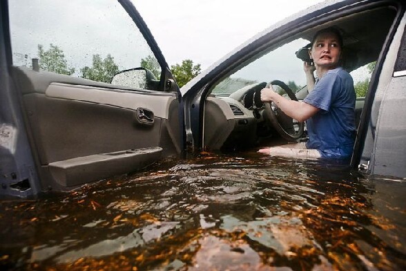 Fallait pas ouvrir la portiere ! - une femme au volant qui a de l eau jusqu au bassin dans sa voiture