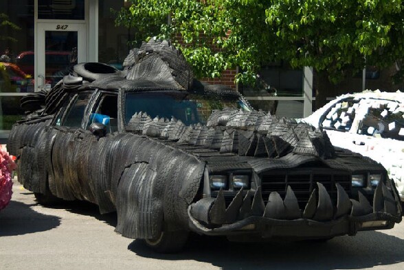 Une voiture crocodile - une voiture habillee de pneus