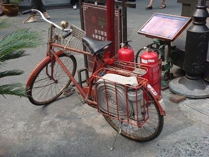 J espere ne jamais avoir besoin d appeler les pompiers - velo de pompier asiatique rouge