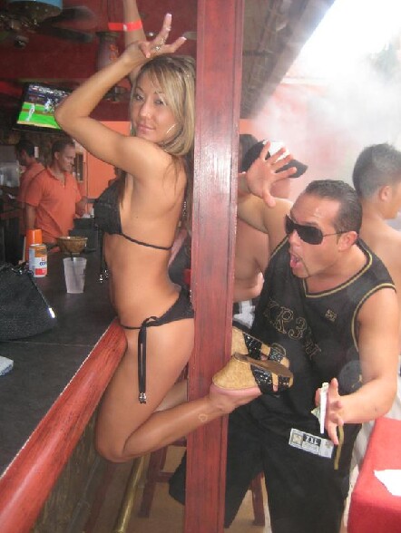 Ca sert les muscles des fesses ! :p - wow elle tient entre un bar et poteau grace a ses fesses